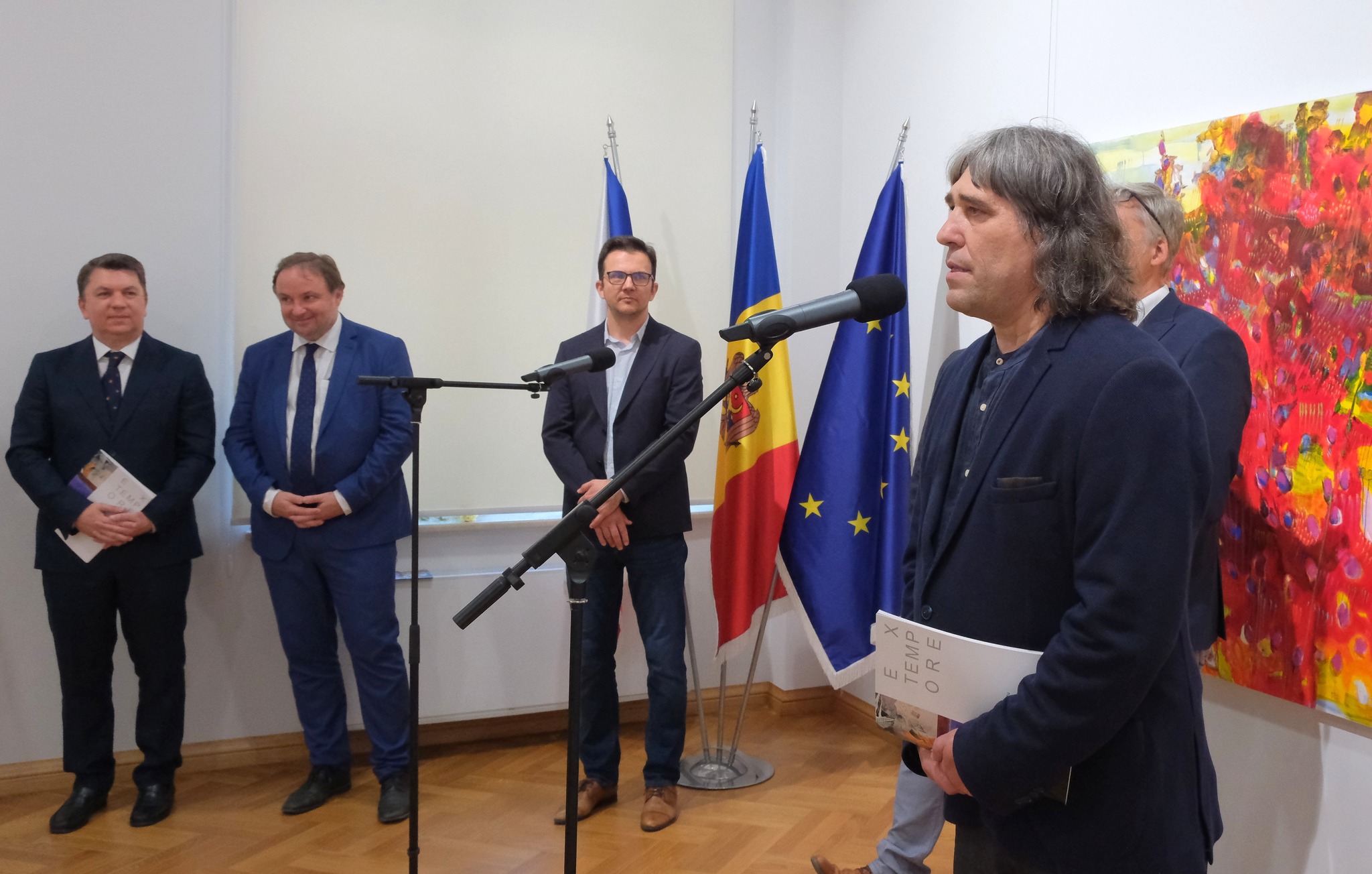 Pictorul Teodor Buzu, membru al diasporei din Cehia, a vernisat expoziția „Timpul care va veni”