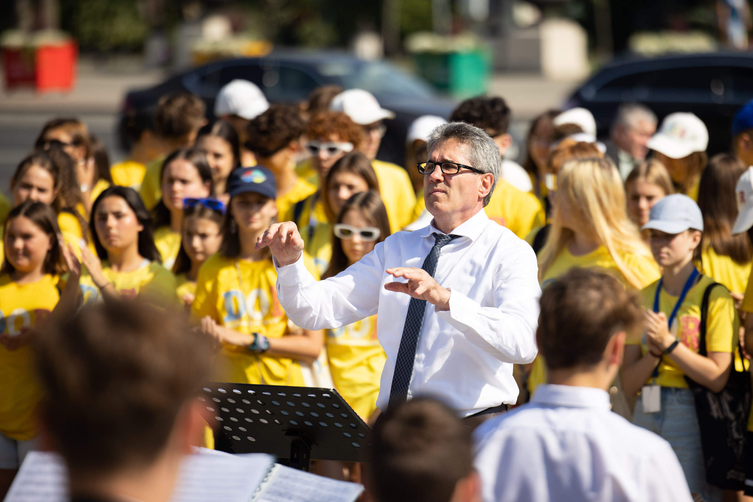 Dirijorul Petru Dinjos din Italia, împreună cu discipolii săi au cântat pentru participanții la Programul DOR