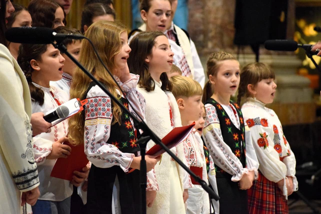 Copii din cadrul asociației „Busuioc” de la Padova au colindat în câteva orașe din Italia